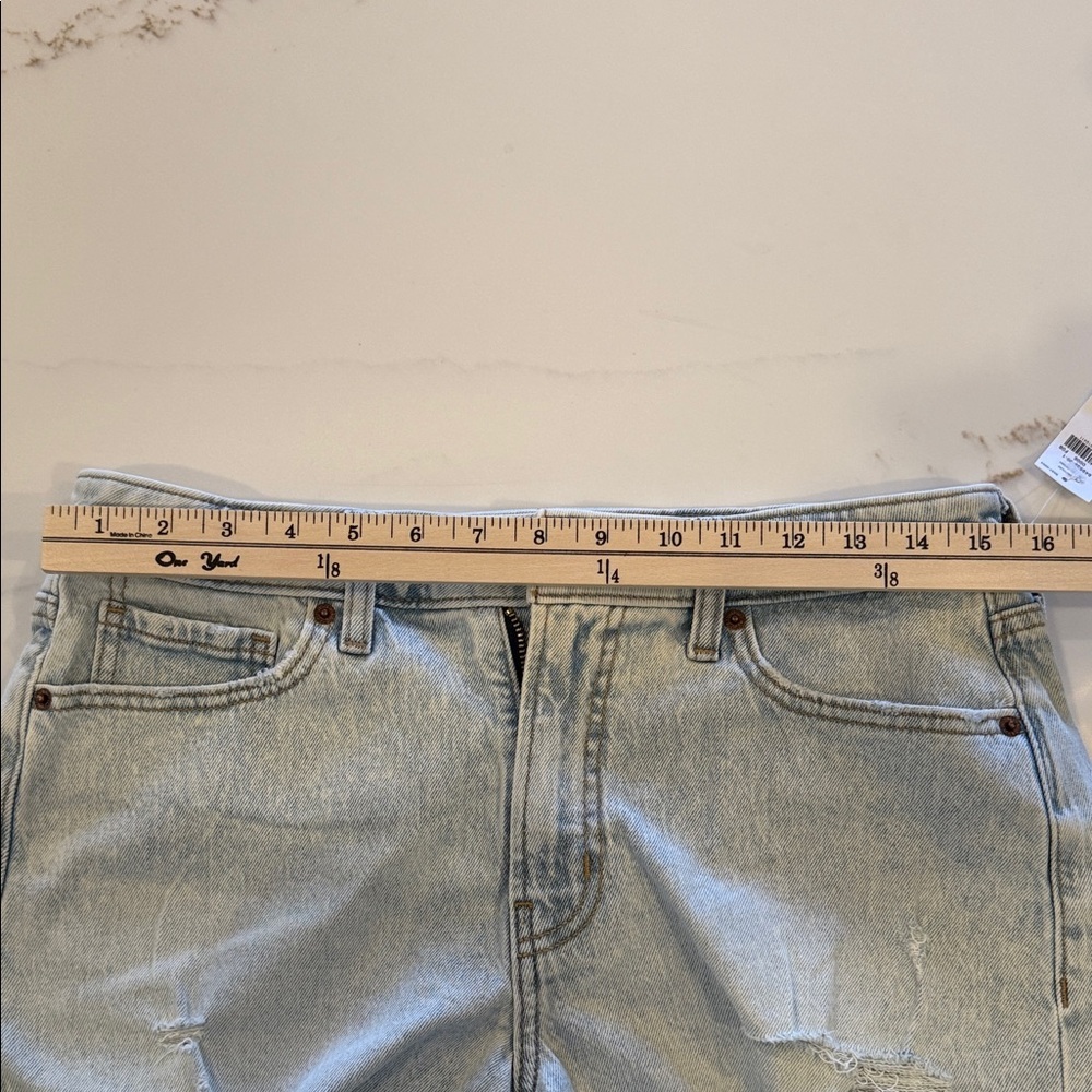 NWT Old Navy Curvy OG Straight Distressed Denim Shorts Size 6 3” inseam - Picture 4 of 4